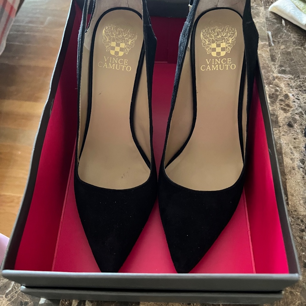VINCE CAMUTO BLACK SUEDE HIGH HEEL PUMPS "CARISSAH" W BOW ACCENT & CUTOUT - Picture 8 of 9